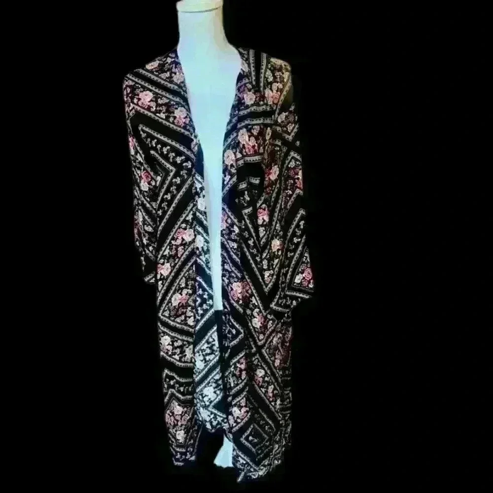 Torrid ladies maxi wrap size 1/2. Excellent condition. Floral black pattern maxi